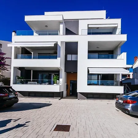 Isabela Prague With Front Apartment