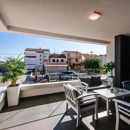 Isabela Prague With Front *