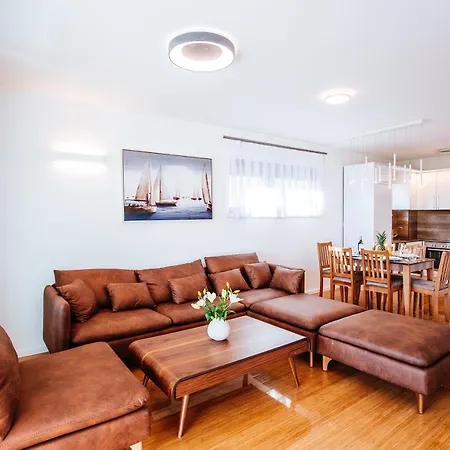 Isabela Prague With Front