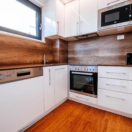 Isabela Prague With Front