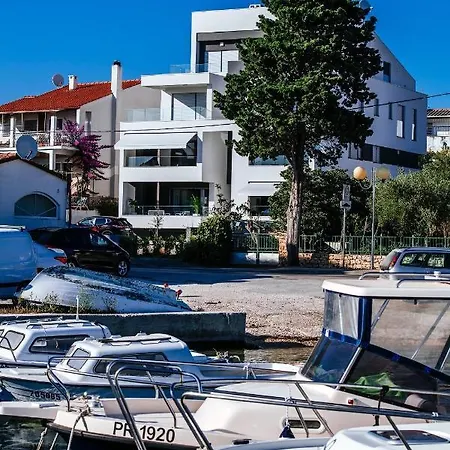 Isabela Prague With Front *