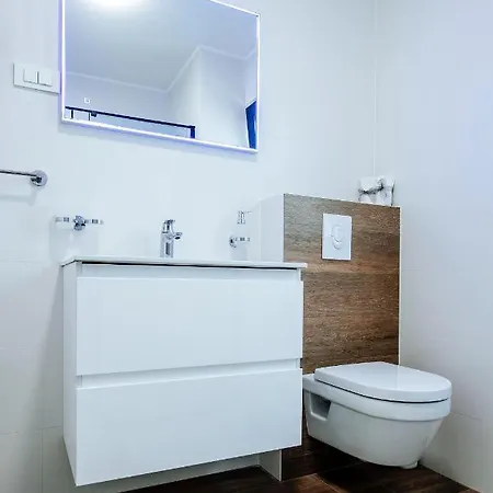 Isabela Prague With Front