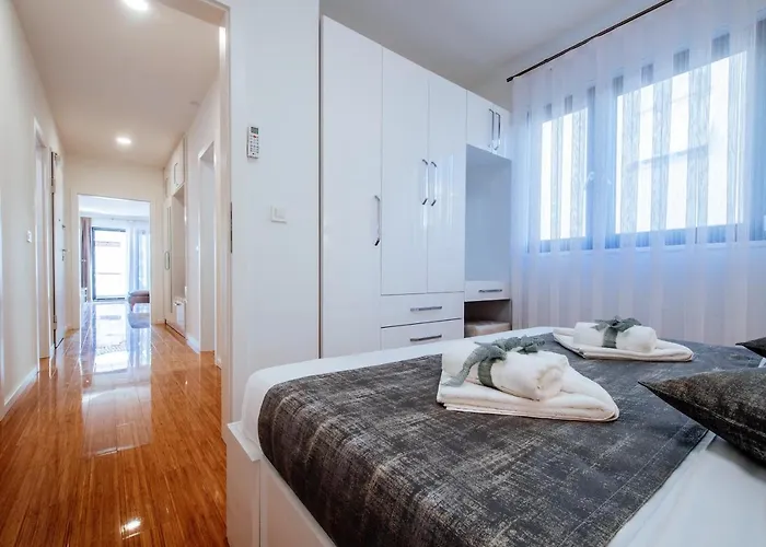 Isabela Prague With Front Apartment Zadar