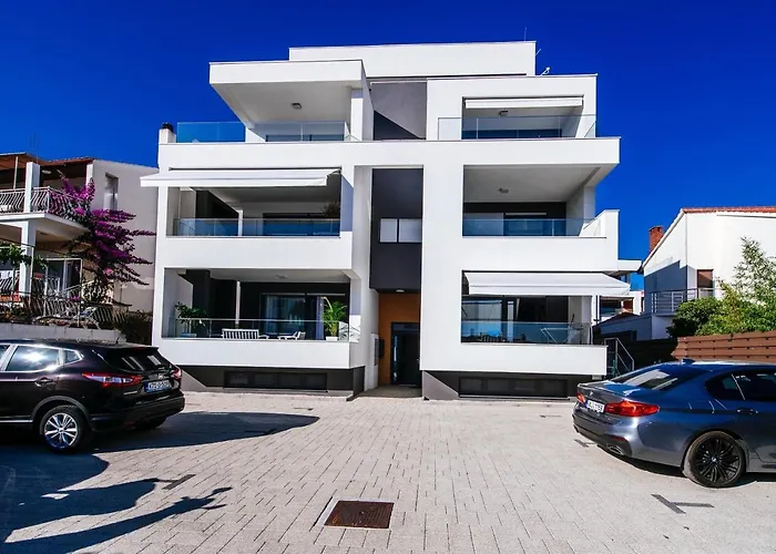 Isabela Prague With Front Apartment