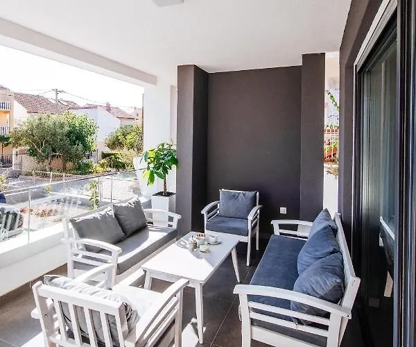 Isabela Prague With Front *