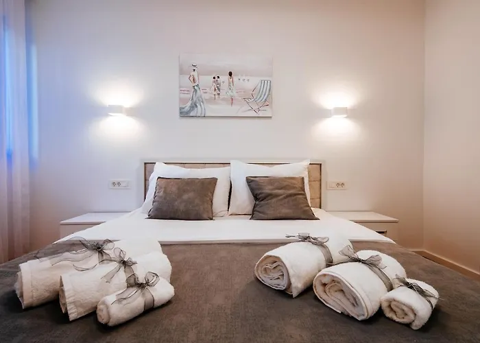 Isabela Prague With Front Apartment