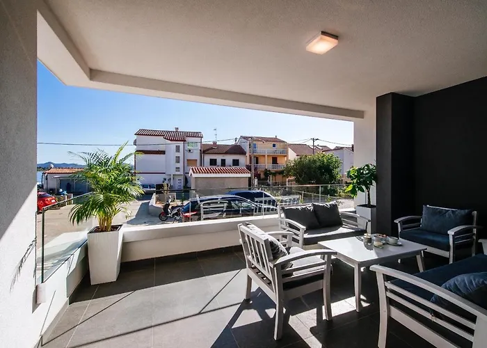 Isabela Prague With Front *