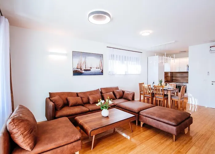 Isabela Prague With Front