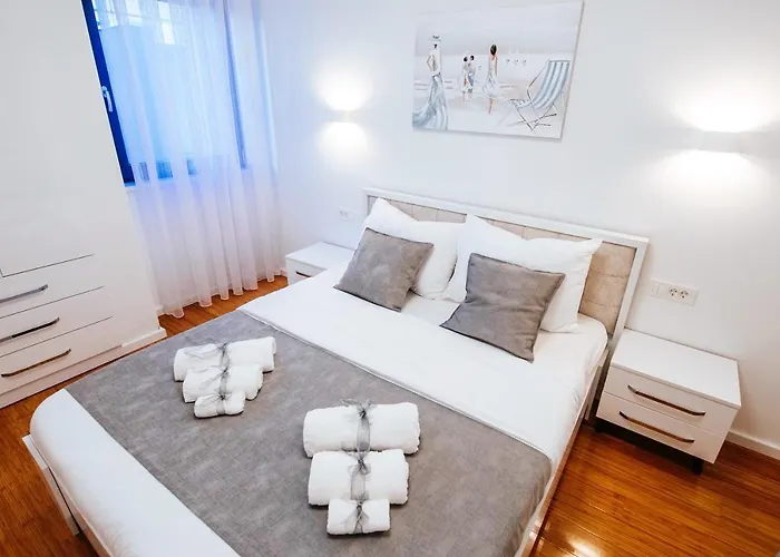 Isabela Prague With Front Apartment