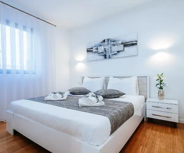 Isabela Prague With Front * Zadar