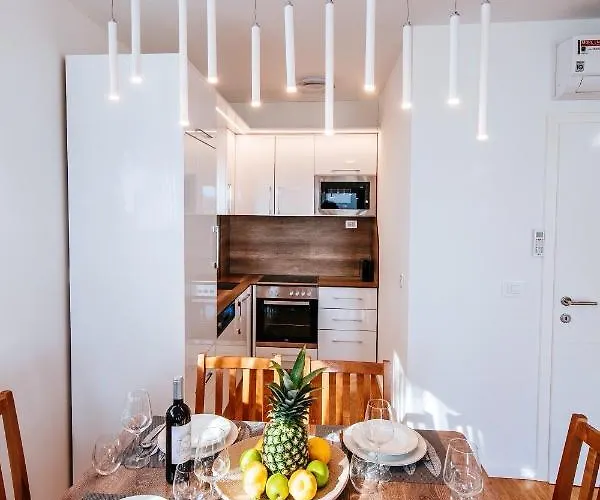 Isabela Prague With Front Apartment