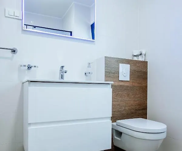 Isabela Prague With Front