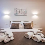Isabela Prague With Front Apartment
