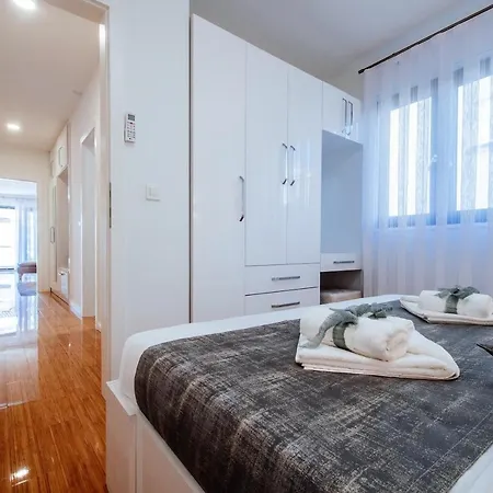 Isabela Prague With Front Apartment Zadar