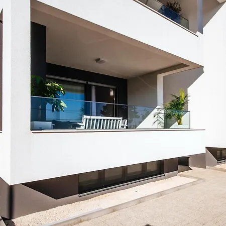 Isabela Prague With Front *