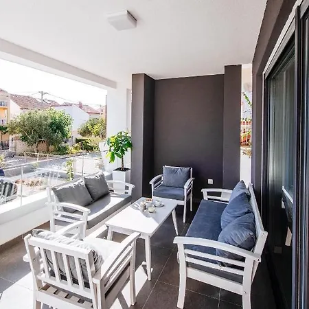 Isabela Prague With Front *