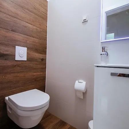 Isabela Prague With Front