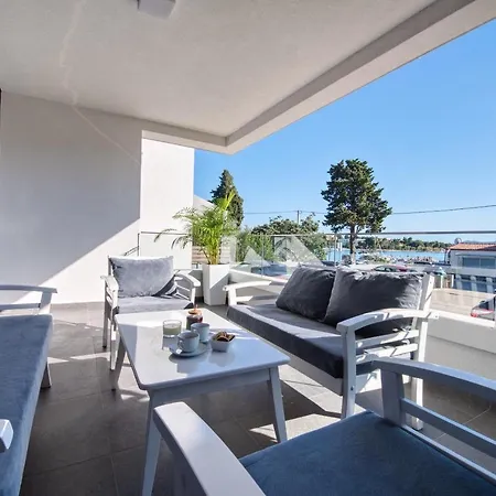 Isabela Prague With Front *