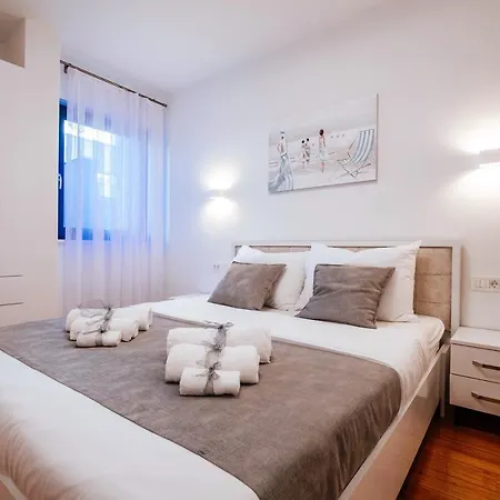 Isabela Prague With Front