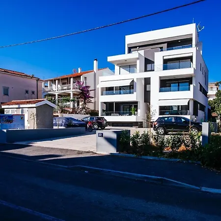 Isabela Prague With Front Zadar