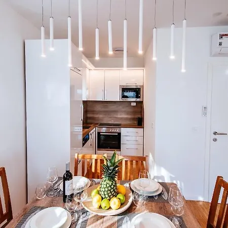 Isabela Prague With Front Apartment