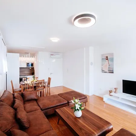 Isabela Prague With Front Zadar