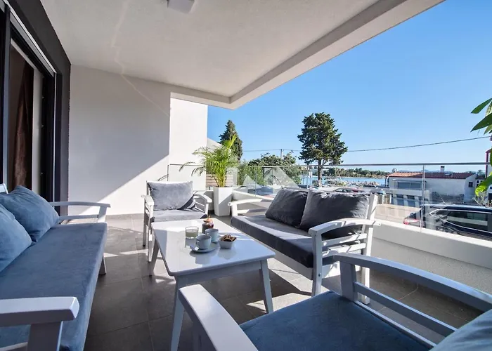 Isabela Prague With Front *