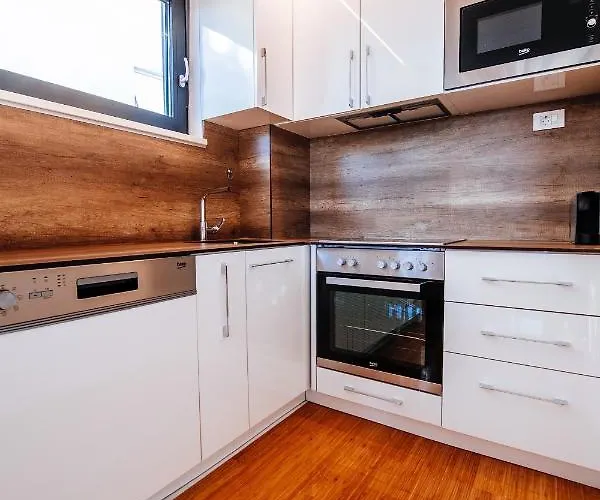 Isabela Prague With Front