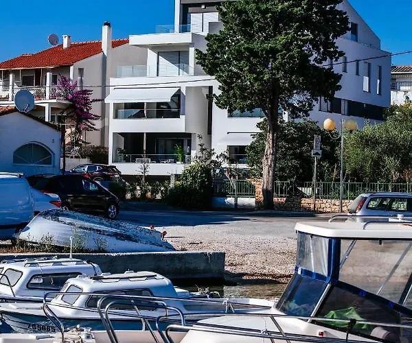 Isabela Prague With Front *